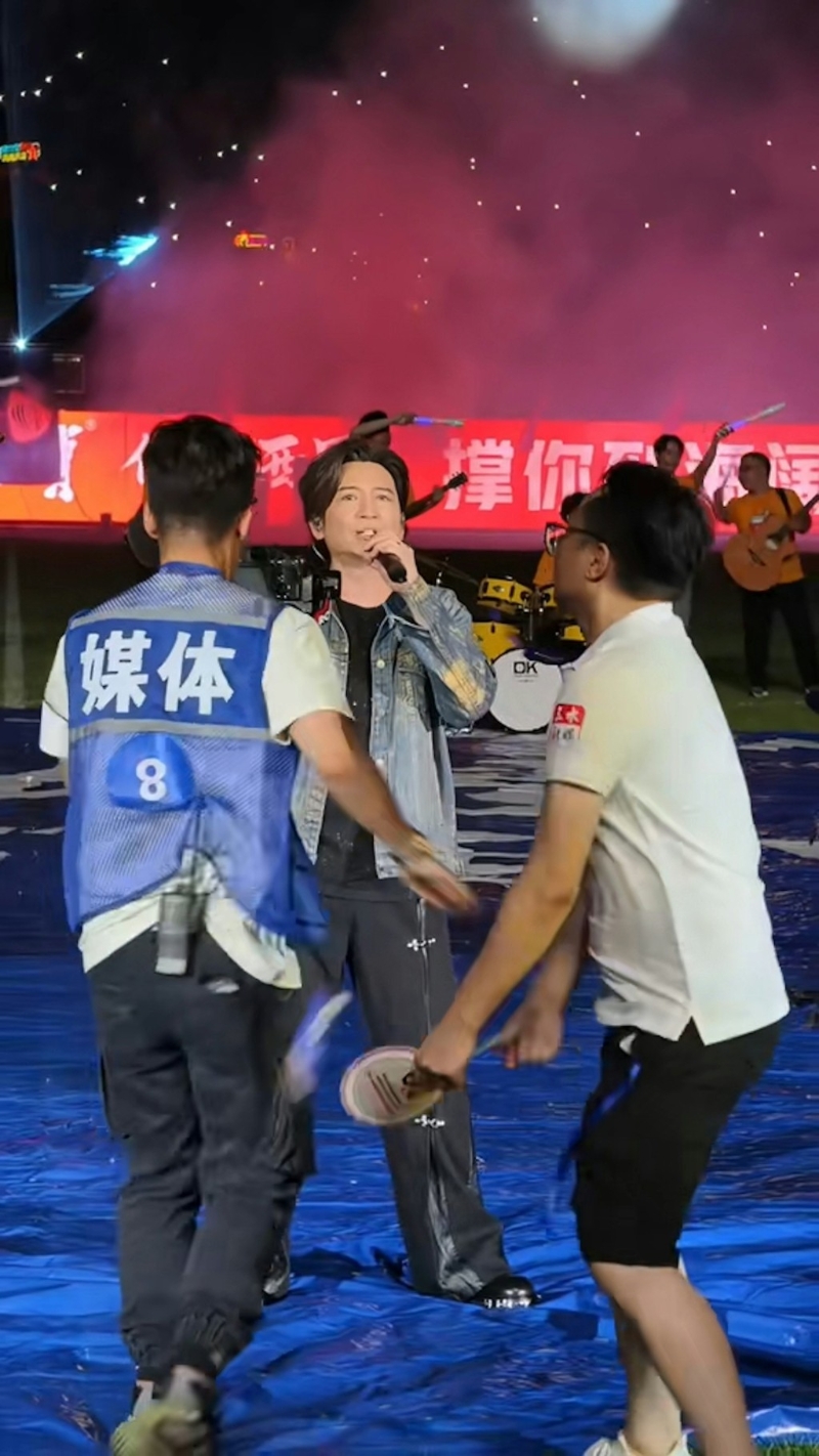 戴有工作证穿白衫的男子，突然上前拉扯“媒体8”摄影师。