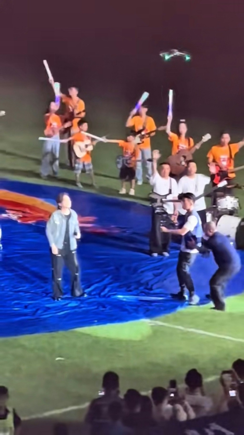 有观众在上层见到再有一名蓝衣男子上前揽实“媒体8”摄影师腰部。