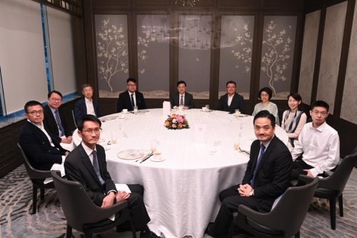 行政长官李家超主持特首顾问团午餐会议，以听取顾问团成员就今年《施政报告》的意见，7月10日举行的第2场会议。左五为“杭州六小龙”的浙江强脑科技有限公司创始人韩璧丞，右二为“杭州六小龙”的杭州宇树科技有限公司创始人王兴兴。政府新闻处图片