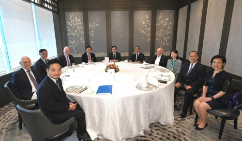 行政长官李家超主持特首顾问团午餐会议，以听取顾问团成员就今年《施政报告》的意见，7月11日举行的第3场会议。政府新闻处图片