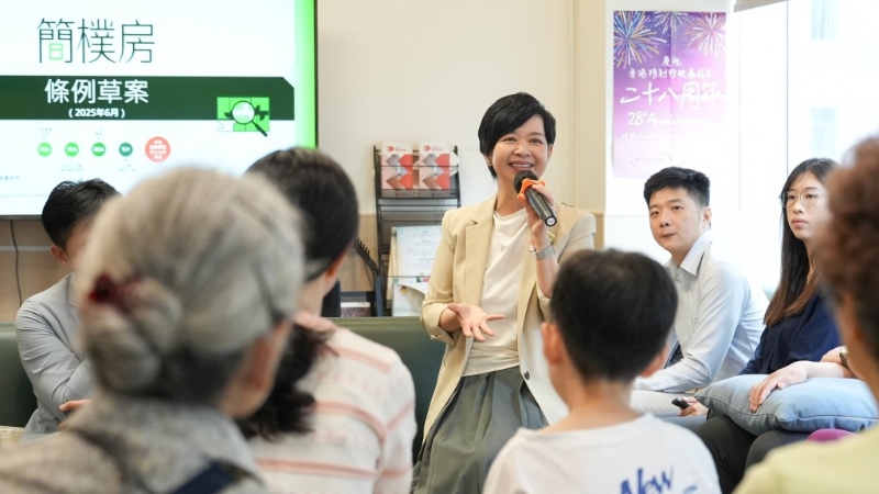 何永贤到深水埗社区客厅介绍简朴房规管制度，并鼓励劏房户申请简约公屋和过渡性房屋。何永贤fb