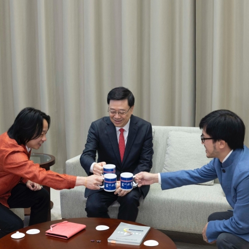 “一带一路专员”何力治原来是欧阳万成的中学同班同学,他们与李家超用水杯碰杯。CAA创新精英文化经纪微博图片 “一带一路专员”何力治原来是欧阳万成的中学同班同学,他们与李家超用水杯碰杯。CAA创新精英文化经纪微博图片