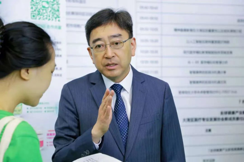 全国政协常委高永文医生接受星岛环球网记者采访。