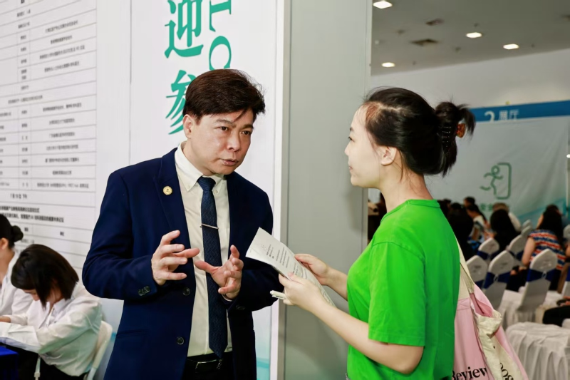 大湾区医疗专业发展协会萧英杰会长接受星岛环球网记者采访。