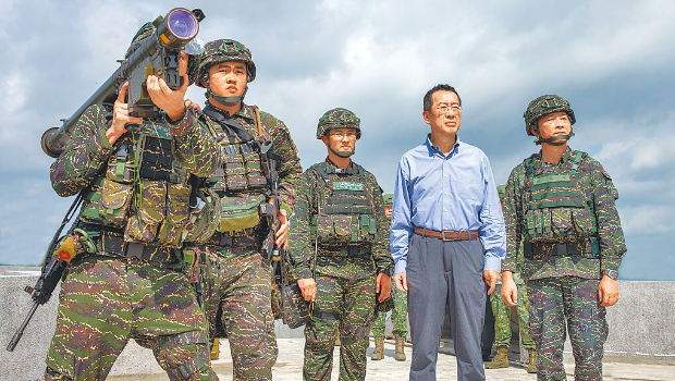 顾立雄(右二)视导陆战队演练,人携式刺针导弹首度公开亮相。 顾立雄(右二)视导陆战队演练,人携式刺针导弹首度公开亮相。