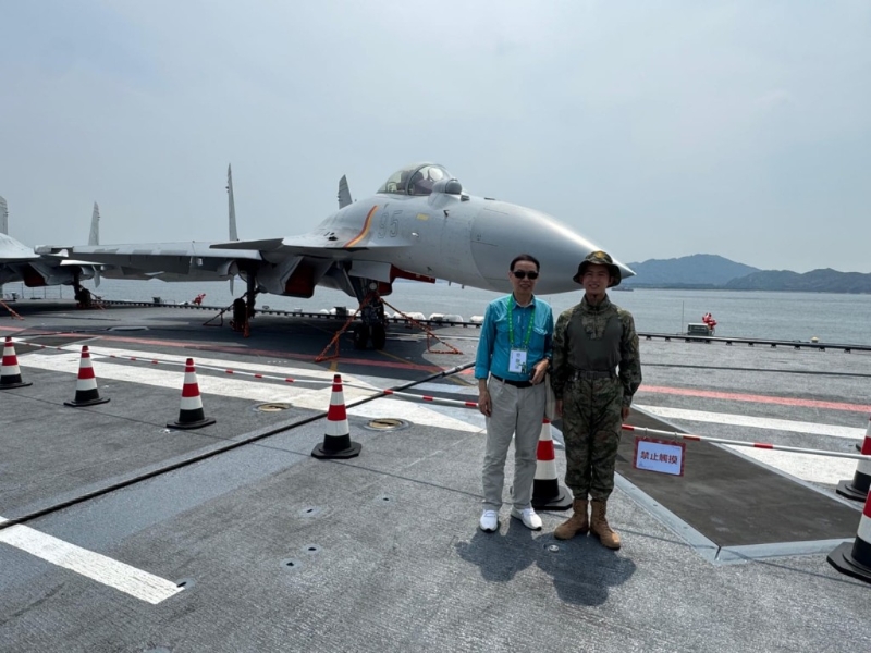 半山东关爱队队长钟百崇(左）登上山东舰航母编队参观，对祖国军备现代化感到无比自豪。(受访者提供）