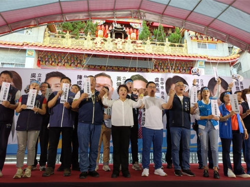 台中市长卢秀燕(左五)13日马不停蹄辅选,傍晚回防台中北屯本命区,替“立委”黄健豪(右五)宣讲。 台中市长卢秀燕(左五)13日马不停蹄辅选,傍晚回防台中北屯本命区,替“立委”黄健豪(右五)宣讲。