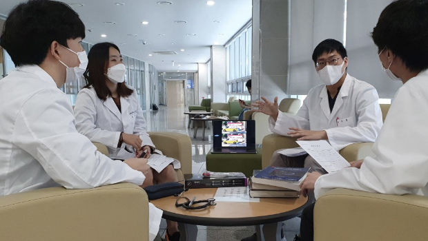 近年来，8300名韩国医学生已经完成了半史，Yoo