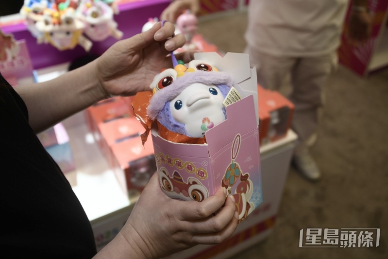 市民即场拆盲盒。