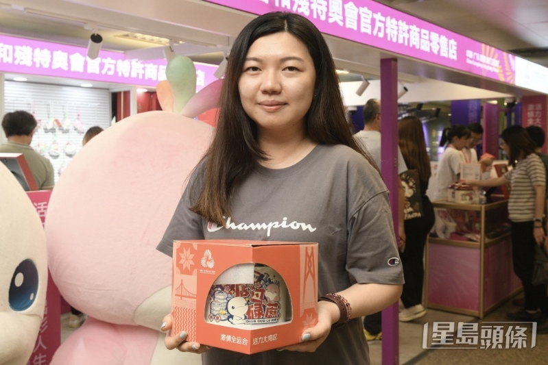 邱小姐购买一个搪瓷杯，花费78元，认为价格合适，设计精美。