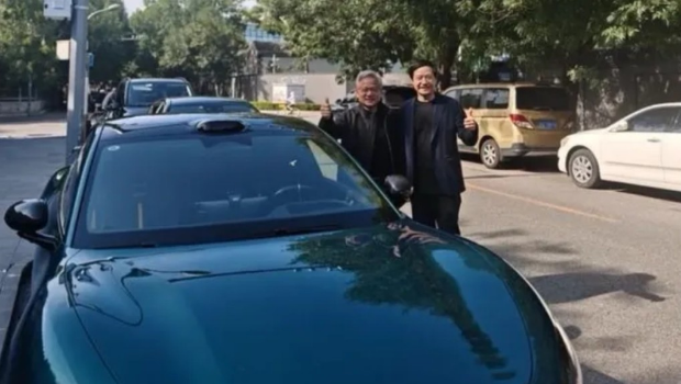 黄仁勋(左)与雷军合照成为微博热搜。 黄仁勋(左)与雷军合照成为微博热搜。