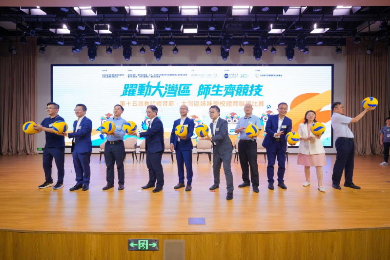 主礼嘉宾向台下参赛教师传递轻排球