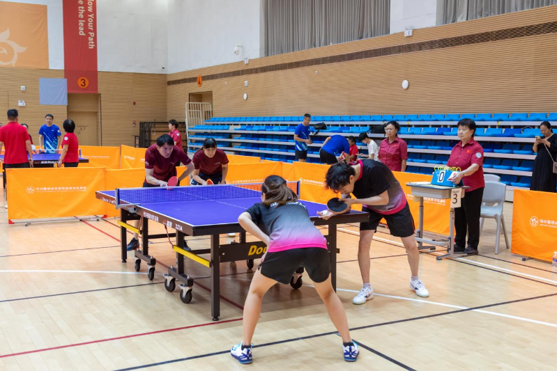 活动涵盖乒乓球、羽毛球、三人篮球、五人足球、轻排球项目，教师们竞技切磋，气氛热烈。
