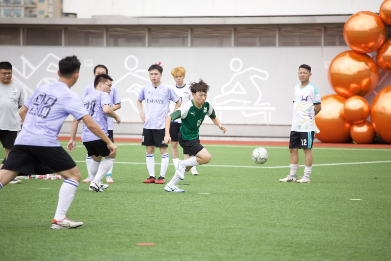 活动涵盖乒乓球、羽毛球、三人篮球、五人足球、轻排球项目，教师们竞技切磋，气氛热烈。2