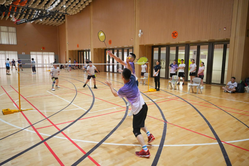 活动涵盖乒乓球、羽毛球、三人篮球、五人足球、轻排球项目，教师们竞技切磋，气氛热烈。3