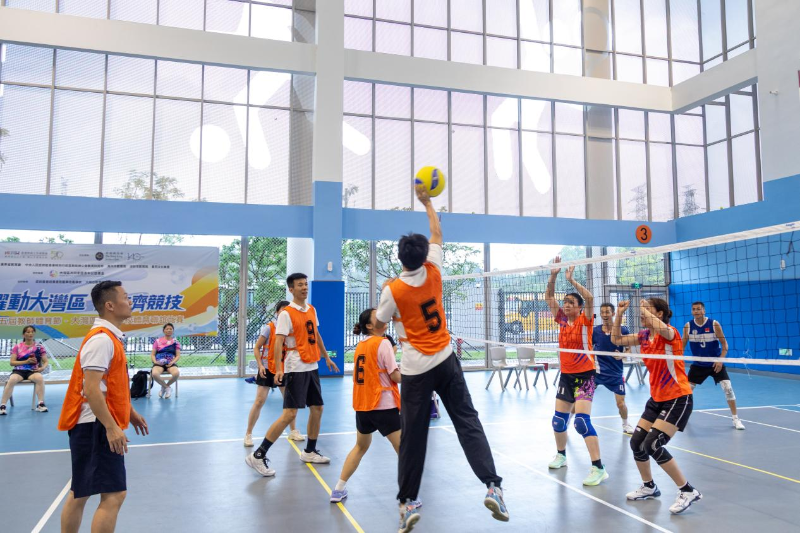 活动涵盖乒乓球、羽毛球、三人篮球、五人足球、轻排球项目，教师们竞技切磋，气氛热烈。4