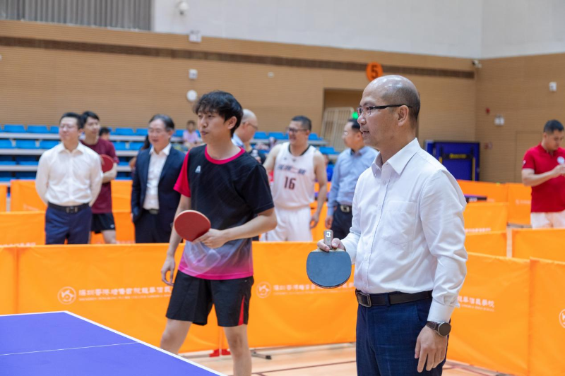 香港教联会主席黄锦良和参赛教师互动。