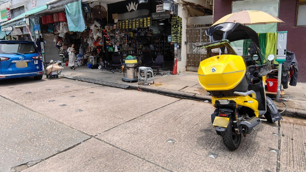 九龙城龙岗道一间车房,将机动三轮车横泊在咪表位最边位置,方便客人汽车出入车房。 九龙城龙岗道一间车房,将机动三轮车横泊在咪表位最边位置,方便客人汽车出入车房。