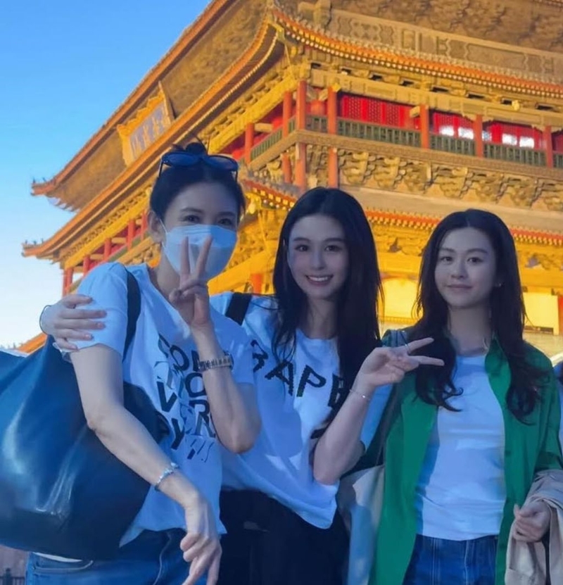 邱淑贞(左)和女儿们一起旅游。