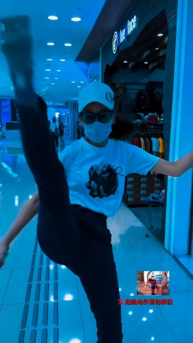 杨思琦日前在IG分享影片，可见她在片中扮被跟踪，她突然转身反击。