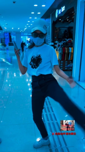 杨思琦的贴文内容似乎想玩谐音，因此将“击退”打成“鸡腿”。