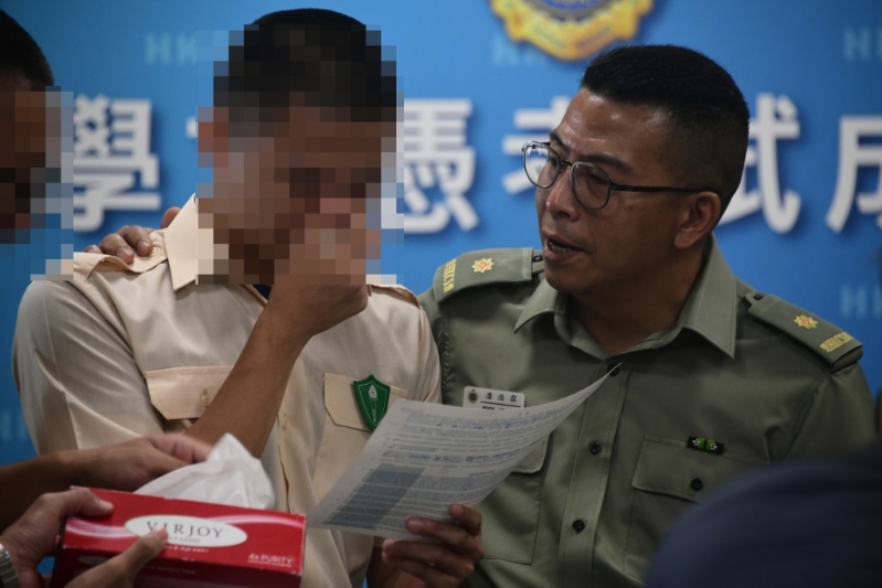 有应届考生激动饮泣，惩教事务监督潘浩霖上前安慰。