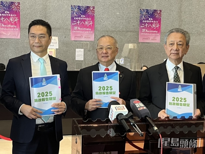 （中）张宇人强调有关消费劵的建议只适用于香港居民，移民外地的人并不适用。