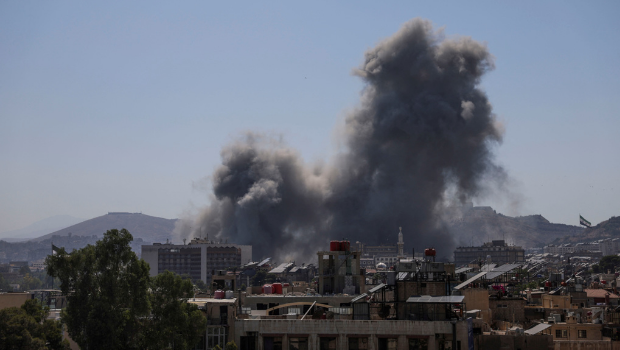 位于大马士革的叙利亚国防部大楼16日遭遇空袭，冒出大量浓烟