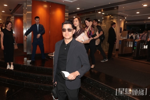 郭富城除下口罩十分亲民。