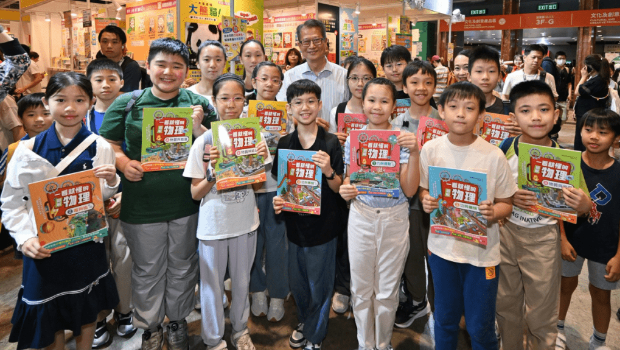 陈茂波邀小学生逛书展