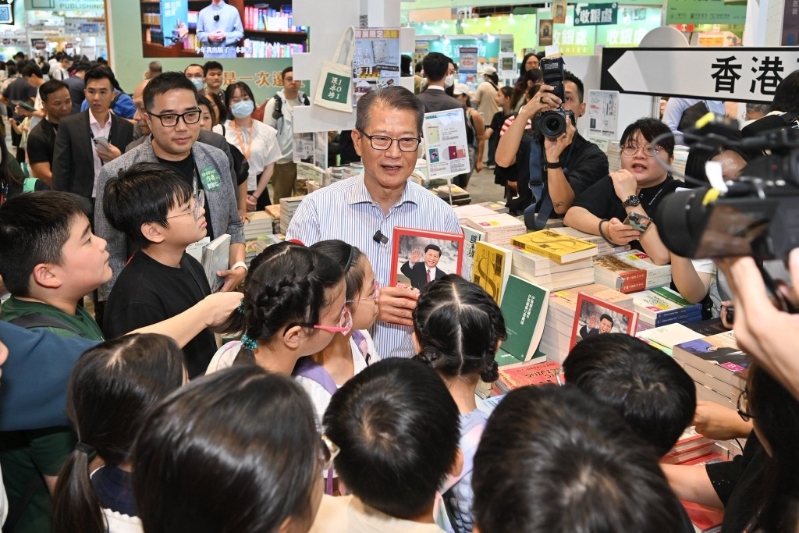 陈茂波也特别向同学们介绍国家主席习近平的《近镜头：温暖的瞬间》等3部最近出版的著作。