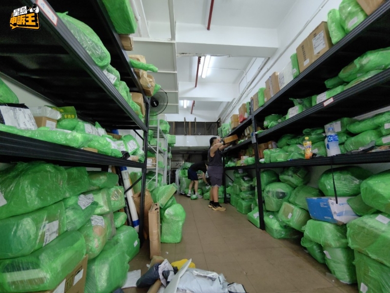 李先生说每天起码处理300至400件货。 李先生说每天起码处理300至400件货。