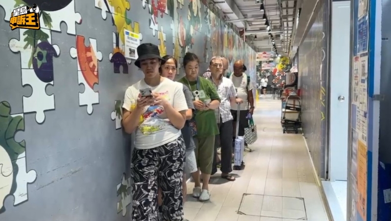 多区自提点门外都排满来取货的市民。 多区自提点门外都排满来取货的市民。