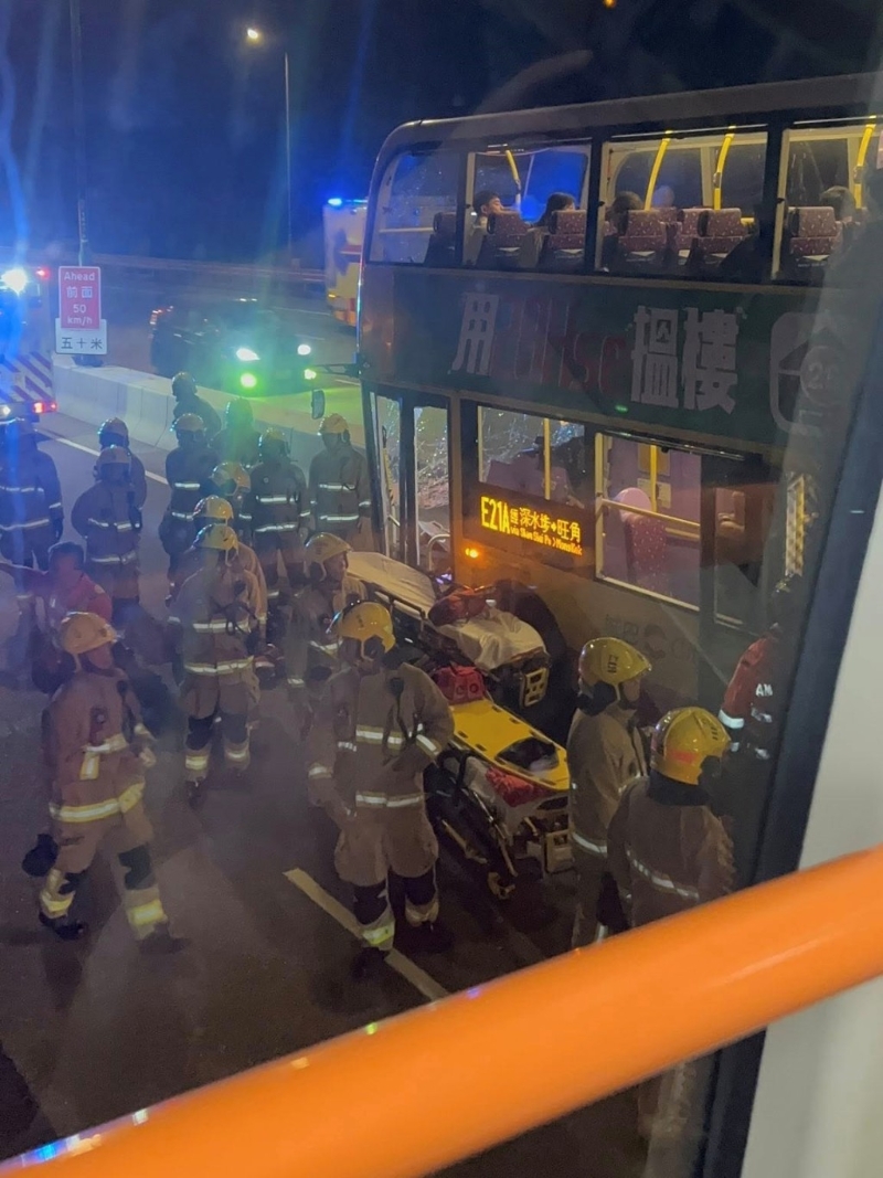 大批消防员到场救援。