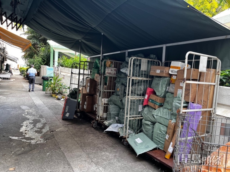 涉被客人自行取件拆货的新自提点，位于石硖尾伟智街，距离旧自提点约3分钟路程。