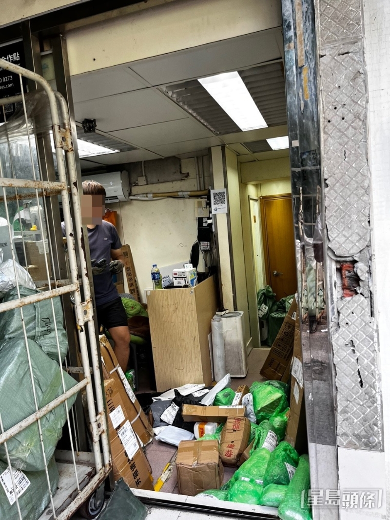 新自提点的员工向记者表示不了解当晚“市民自取货件、零元购”事件。