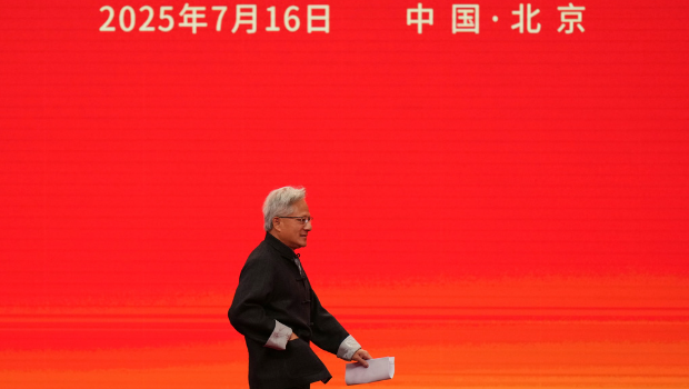 英伟达执行长黄仁勋在访华前成功说服特朗普政府松绑H20芯片销售禁令。