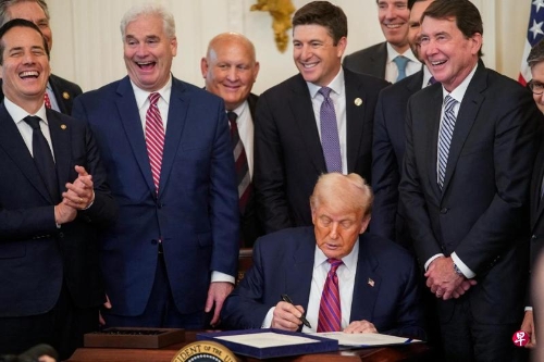 美国总统特朗普7月18日在白宫签署“天才法案”。