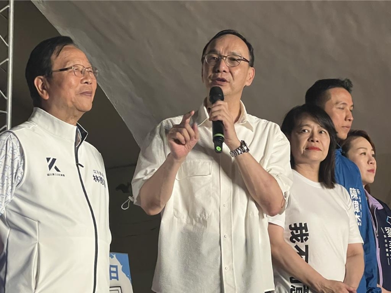 国民党主席朱立伦18日晚出席双和区两场反罢免晚会。 国民党主席朱立伦18日晚出席双和区两场反罢免晚会。