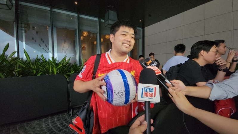 支持了利物浦约7年的球迷陈先生,则获云迪克在足球上签名。黄文威摄 支持了利物浦约7年的球迷陈先生,则获云迪克在足球上签名。黄文威摄