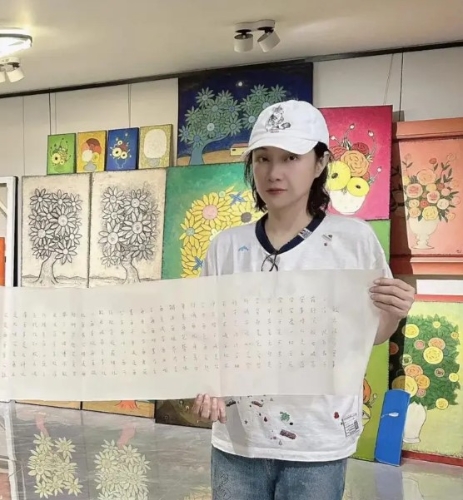 近日王丽萍和儿子吴费曼到了杭州旅游，并去了学画画。