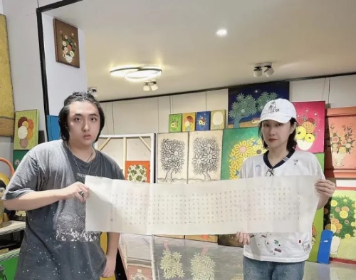 王丽萍和儿子吴费曼大写书法。