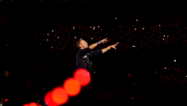 他们的浪漫片在冰话音乐会上被世界看到，新首