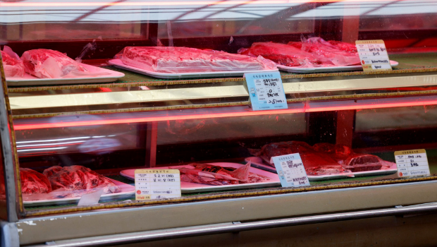 韩国即将于25日与美国展开新一轮经贸磋商，据悉韩国已将扩大进口美国牛、美国稻米画为谈判红线。画面为韩国肉贩贩售的美牛。