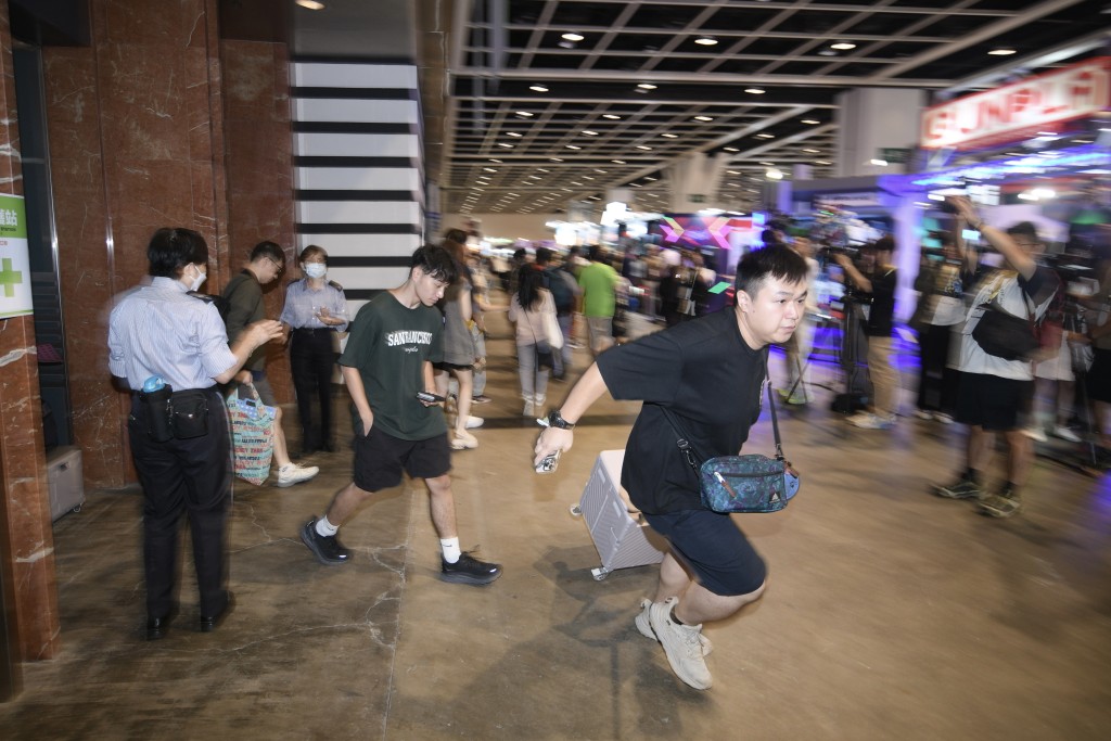 不少巿民入场后即跑到心仪的摊位购物。 不少巿民入场后即跑到心仪的摊位购物。