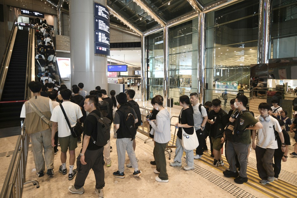 动漫展无开幕已大排长龙。 动漫展无开幕已大排长龙。