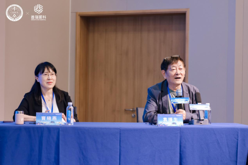 左:深圳市第二人民医院窦晓燕教授 右:昆明普瑞眼科医院袁援生教授 左:深圳市第二人民医院窦晓燕教授 右:昆明普瑞眼科医院袁援生教授