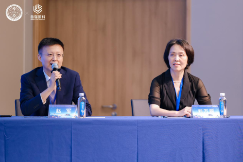 左:深圳市人民医院赵军教授 右:深圳普瑞星耀眼科医院刘万丽教授 左:深圳市人民医院赵军教授 右:深圳普瑞星耀眼科医院刘万丽教授