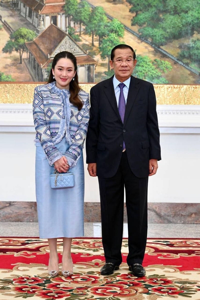 洪森贴出与他信女儿佩通坦的合照。