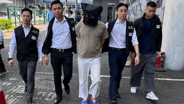 香港警方接收一名潜逃往内地的男疑犯。 香港警方接收一名潜逃往内地的男疑犯。